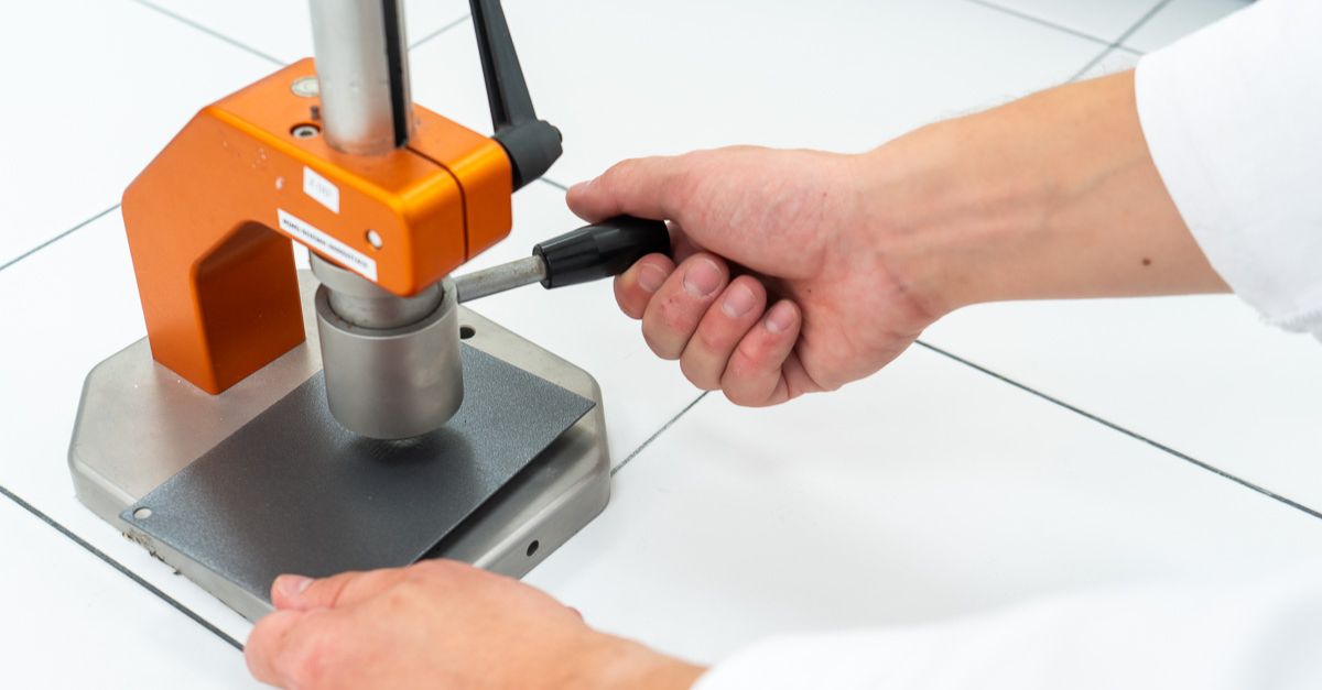 Zkoušky mechanických a ochranných vlastností nátěrů